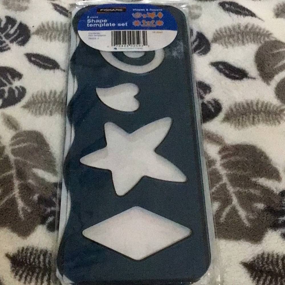 Fiskars 2 Piece Shapes And Flowers Template Set